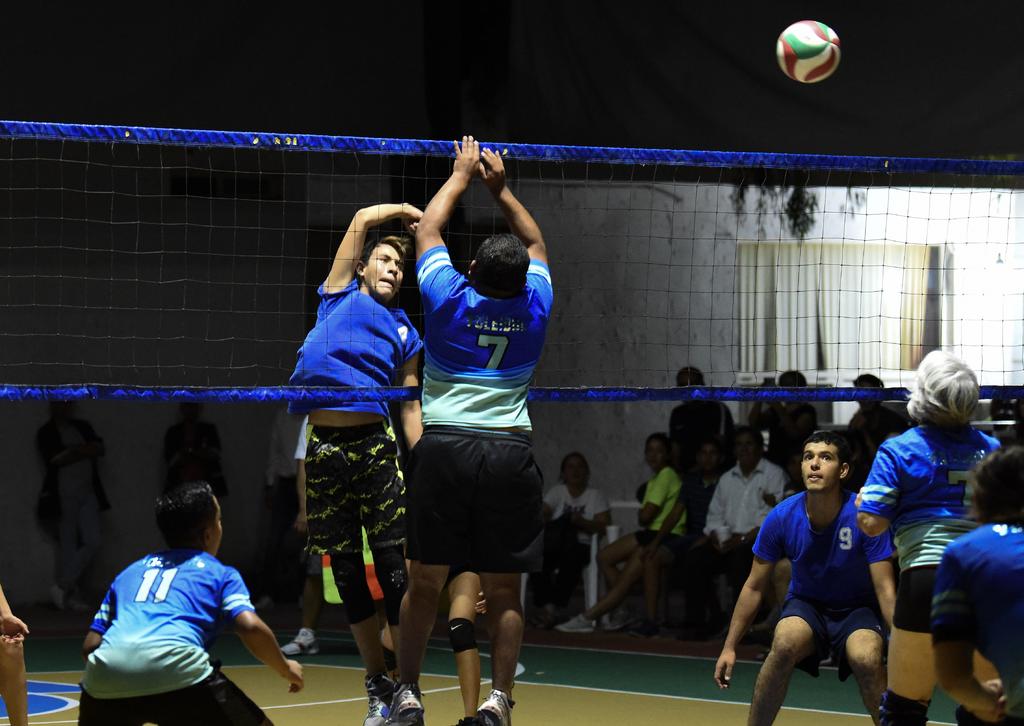 Con la disputa de los partidos de campeonato en las diferentes categorías, el pasado viernes culminó el vigésimo quinto Torneo Mixto de Voleibol en el Club Deportivo San Isidro, donde se vivió una gran fiesta deportiva que concluyó con la ceremonia de premiación.  (EL SIGLO DE TORREÓN)