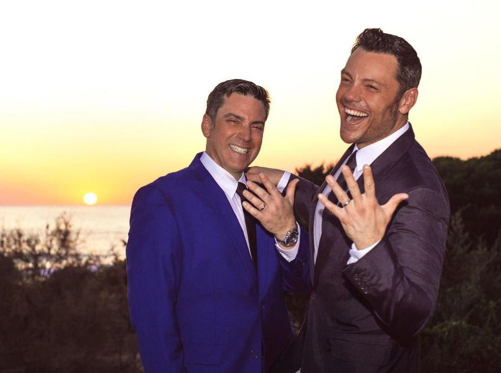 El cantante italiano de 'Alucinado' y 'Perdona' compartió en Instagram una imagen donde se ve con su ahora esposo presumiendo su sortija matrimonial y muy sonrientes los dos. (VANITY FAIR ITALIA)