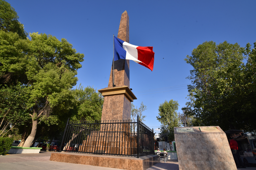 Ahora Lerdo ya tiene un monumento francés, después de las réplicas de Torre Eiffel en Torreón y Gómez Palacio. (ERNESTO RAMÍREZ)
