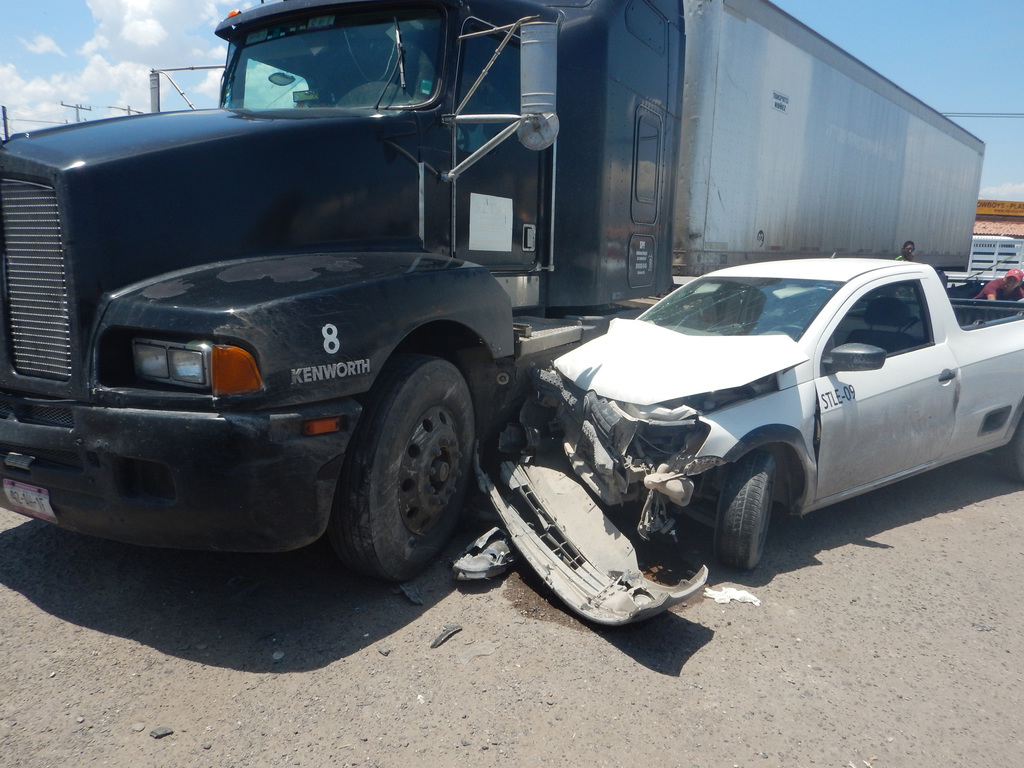La camioneta se impactó contra el costado izquierdo del tráiler a la altura del Centro Trailero de Gómez Palacio. (EL SIGLO DE TORREÓN)