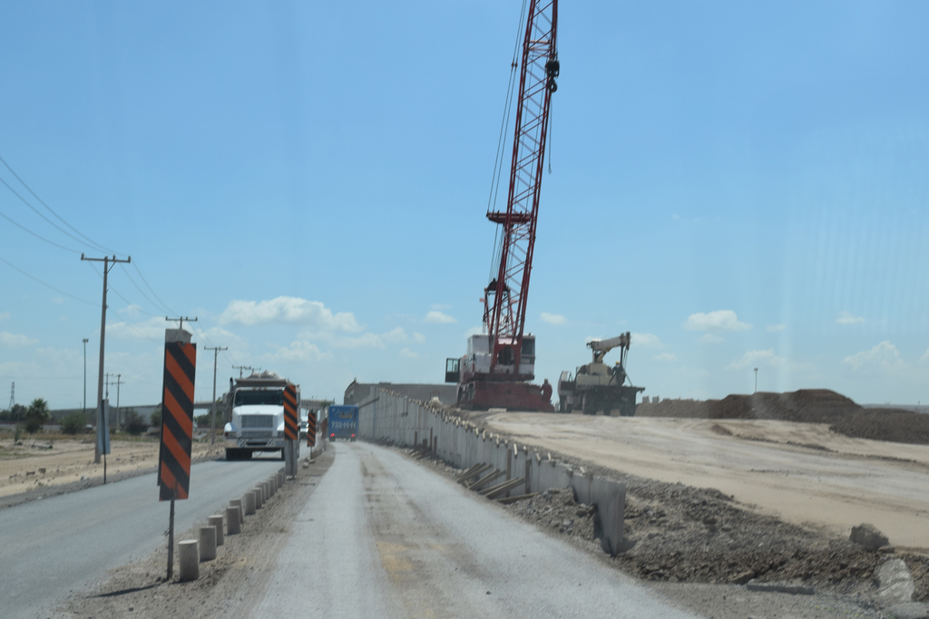 Se desarrollan las obras de construcción del puente Aduana, que se ubica en la parte final del Segundo Periférico. (EL SIGLO DE TORREÓN)