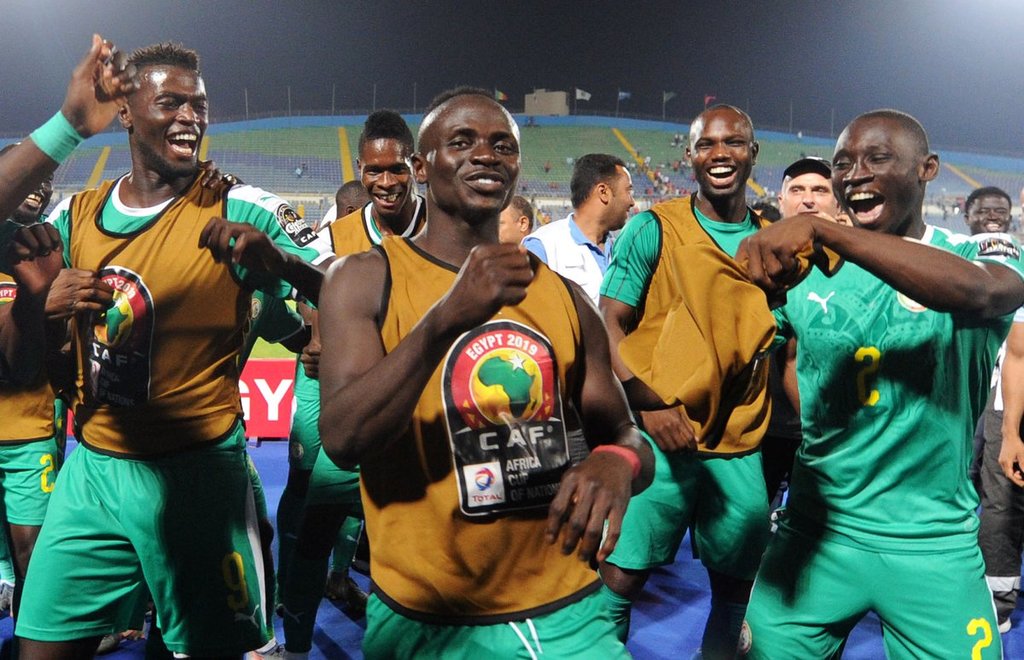 El astro senegalés Sadio Mané (c) festeja con sus compañeros de selección tras conseguir el pase a la disputa por el título. (ESPECIAL)