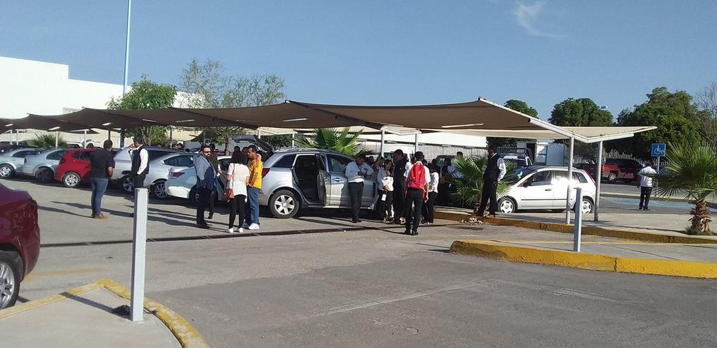 Los ciudadanos que llegaron a la dependencia ubicada en el Periférico de Torreón prácticamente a la altura del monumento La Puerta Amarilla, se molestaron por haber 'dado la vuelta inútilmente'. (YOLANDA RÍOS)