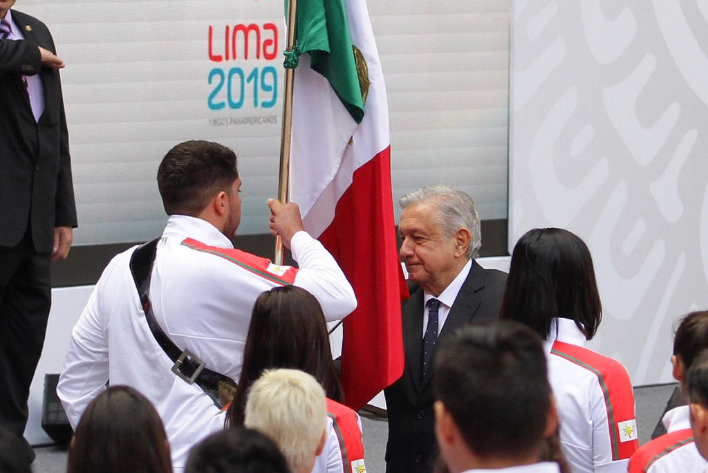 López Obrador llamó a la delegación mexicana que participará en los Juegos a poner el orgullo nacional por delante para obtener buenos resultados. (NOTIMEX)