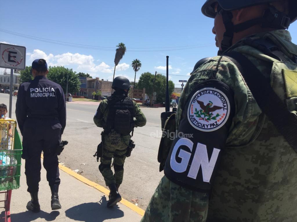 Desde el lunes, la Guardia trabaja en coordinación con Seguridad Pública recorriendo la zona comercial y las colonias de manera pedestre. (EL SIGLO DE TORREÓN)
