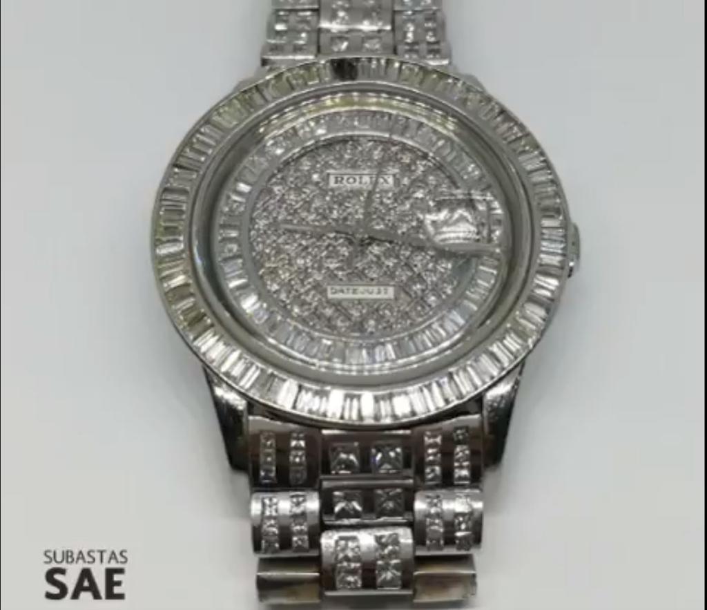 El lote de con el mayor precio de salida es el número 130, que consiste en un reloj para caballero marca Piaget, caja y extensible en oro blanco de 18 quilates con 49 diamantes, con un valor de dos millones 953 mil 700 pesos. (TWITTER: SAE_Mex)