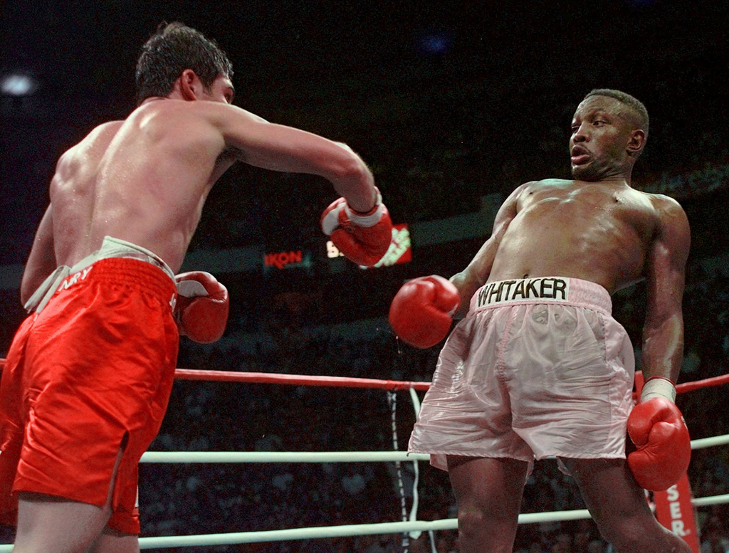 Pernell Whitaker esquiva un derechazo de Óscar de la Hoya, en una pelea celebrada en abril de 1997. (ESPECIAL)