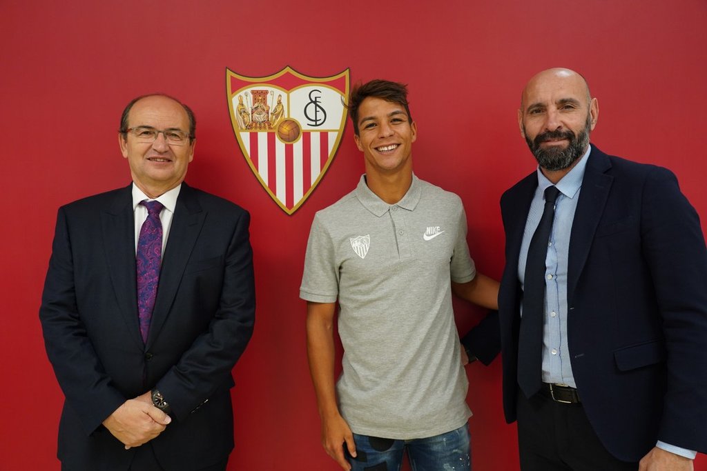Junto a los directivos sevillistas, Óliver Torres (c) fue presentado ayer como nuevo jugador para la temporada 2019-20 de LaLiga. (ESPECIAL)