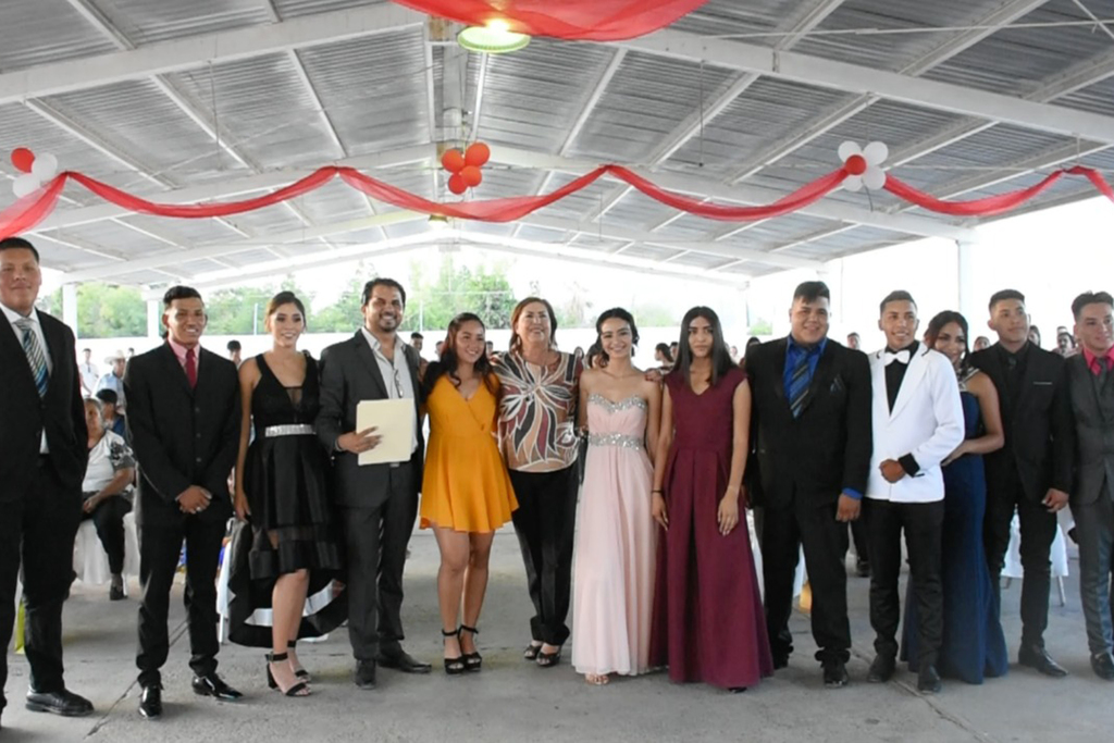 Se graduó la primera generación del CECyTED de la villa La Loma, integrada por 11 jóvenes. (EL SIGLO DE TORREÓN)