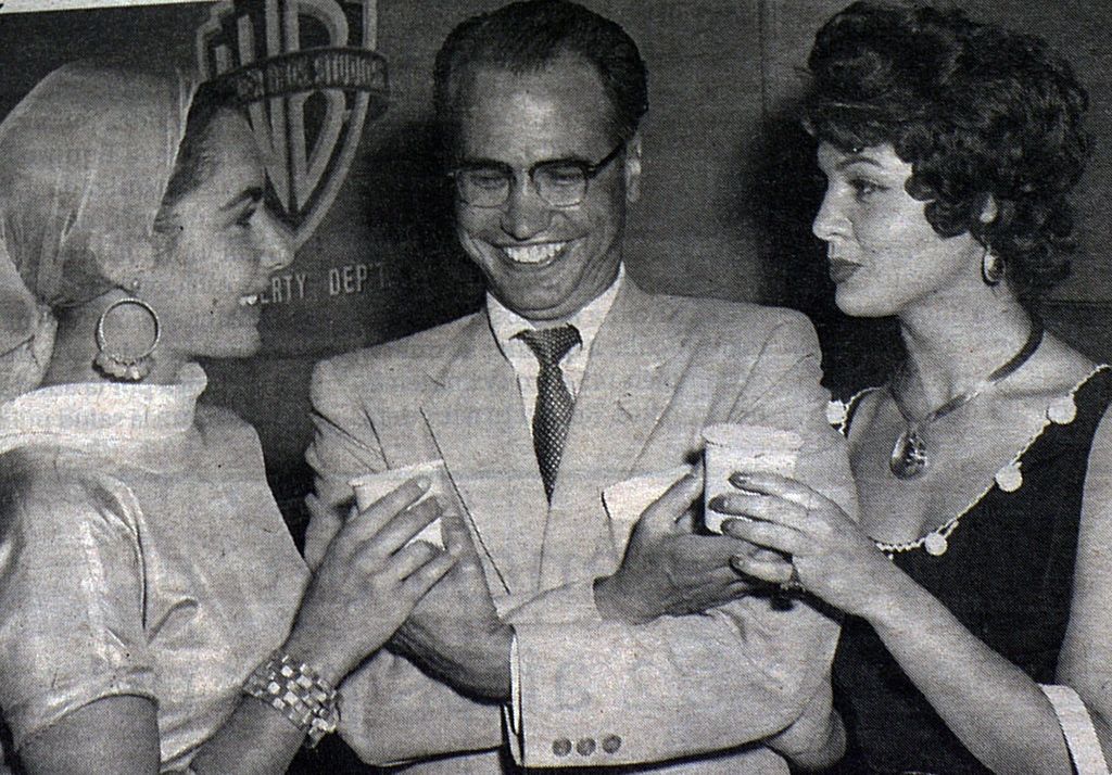 Con estrella. Armando del Moral (c) junto a las reconocidas actrices, Sara Montiel (i) y Elizabeth Taylor (d), durante un acto organizado por Warner en Los Ángeles en la década de los 50. (EFE)