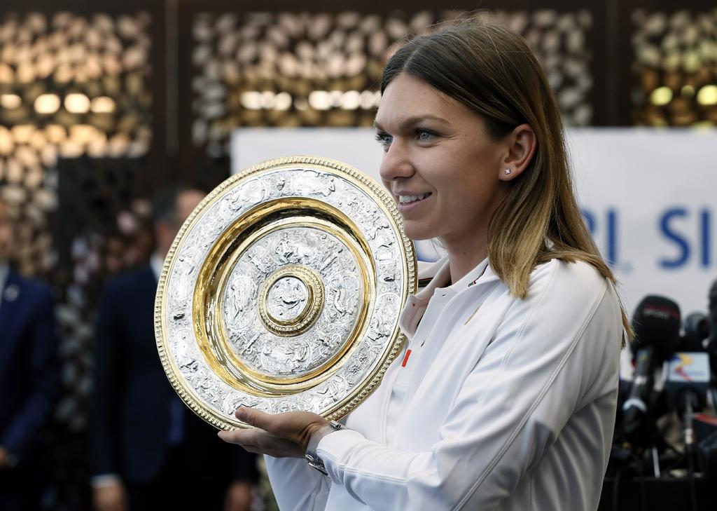 La tenista rumana llegó a su tierra con su más reciente trofeo. (EFE)