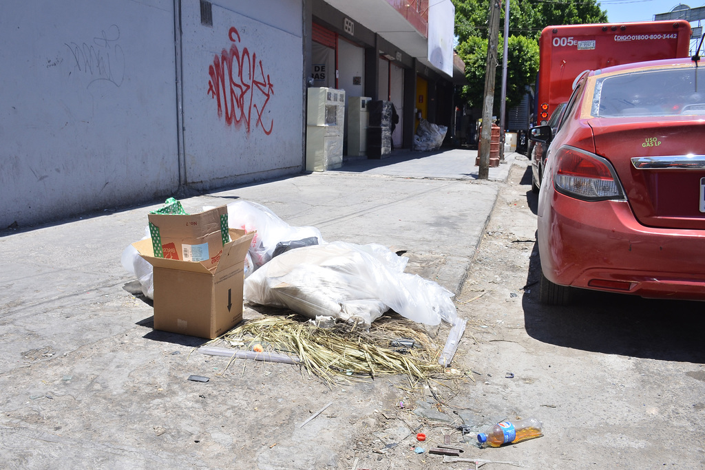 En un recorrido realizado por El Siglo de Torreón se pudo apreciar desde temprano la basura en las calles del Centro. (EL SIGLO DE TORREÓN)