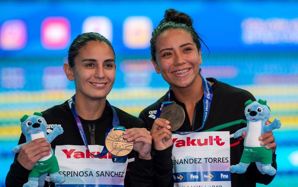 Paola Espinosa (i) y Melany Hernández terminaron en el tercer lugar en la prueba de 3 metros sincronizados en el Mundial de natación. (EFE)