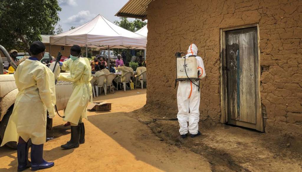 Equipo de la OMS desinfecta una casa en la que se registraron casos de ébola, en Rep. del Congo. (AP)