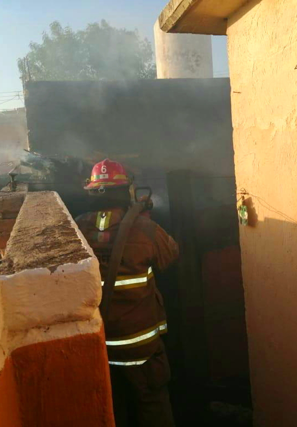 El incendio consumió un jacal ubicado en el patio de un domicilio de la colonia Los Álamos de la ciudad de Gómez Palacio. (EL SIGLO DE TORREÓN)