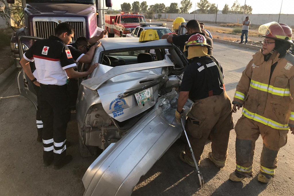 Los Bomberos de Gómez Palacio utilizaron equipo hidráulico para rescatar al conductor del interior del vehículo. (EL SIGLO DE TORREÓN)