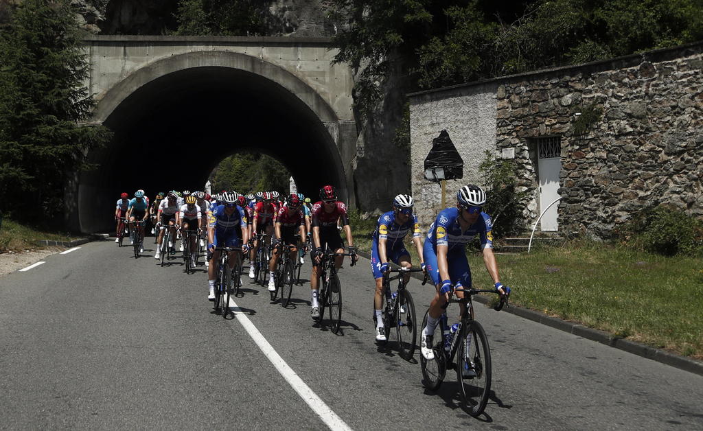 Un grupo de ciclistas durante la novena etapa del Tour de Francia. (EFE)