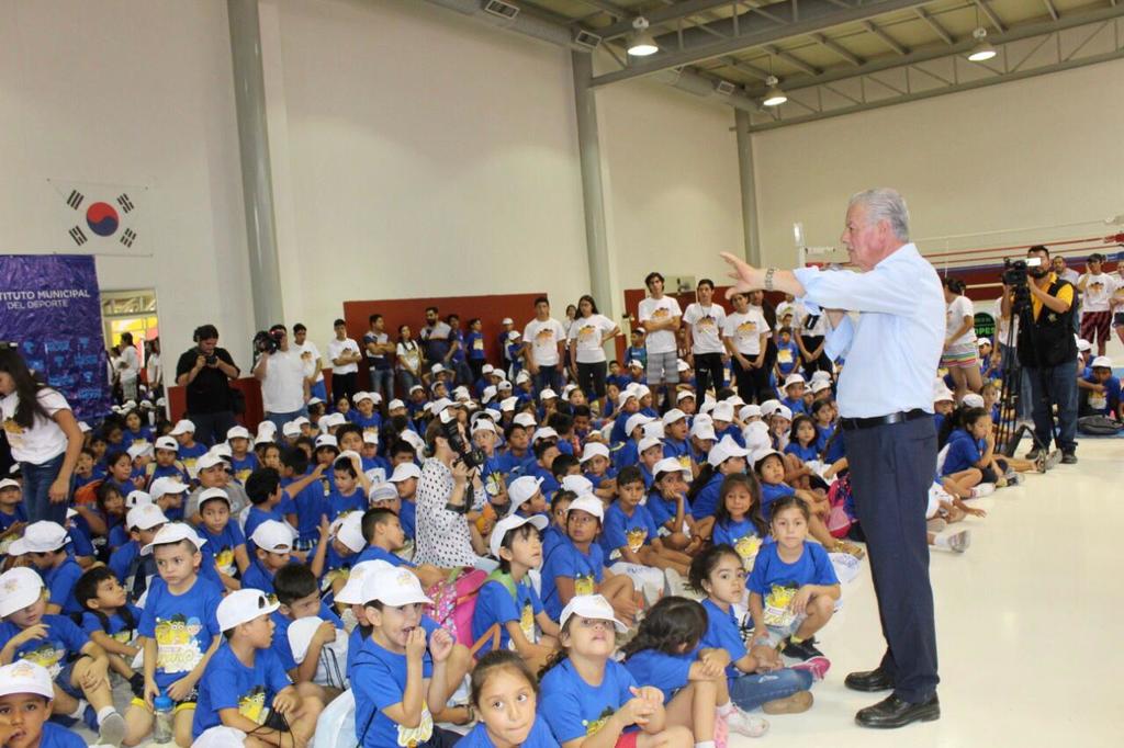 El alcalde Jorge Zermeño saludó a los pequeños deportistas. (ESPECIAL)