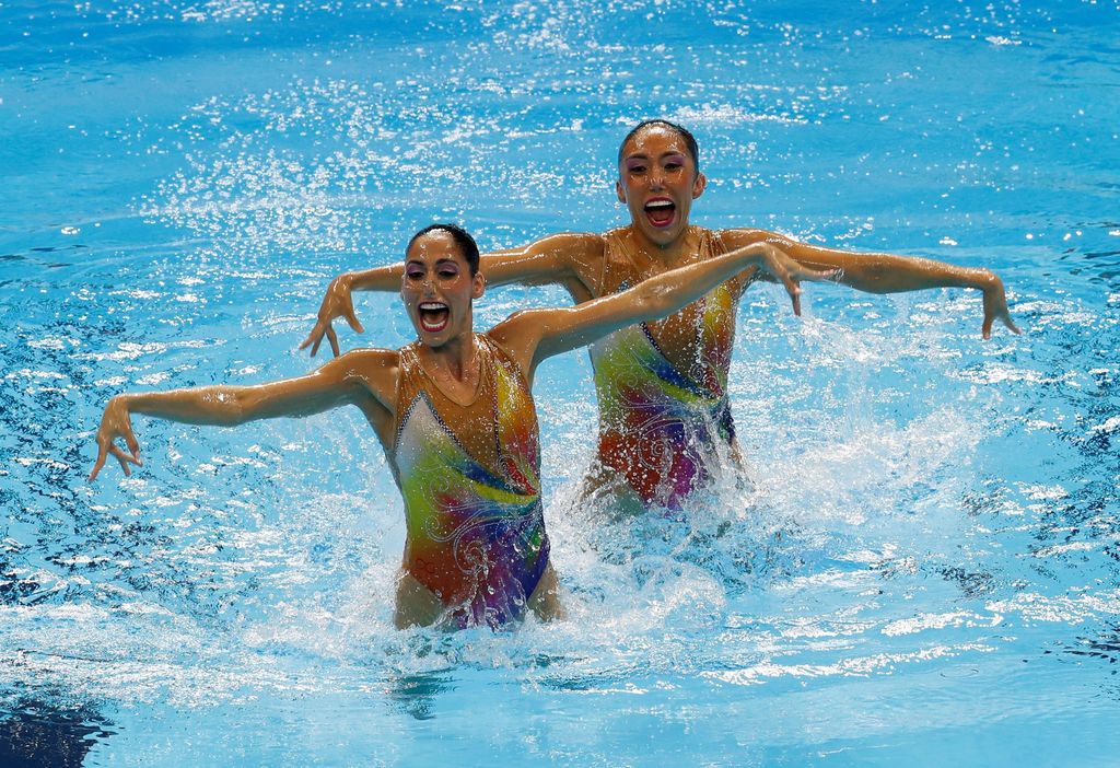Las mexicanas Nuria Diosdado (i) y Joana Jiménez, avanzaron a la final de parejas rutina libre, en el Campeonato Mundial de natación. (EFE)
