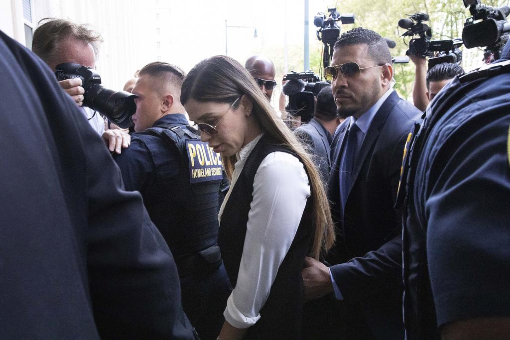 Emma Coronel Aispuro ingresó al tribunal fuertemente custodiado en Brooklyn, donde Guzmán conocerá su condena. (AP)