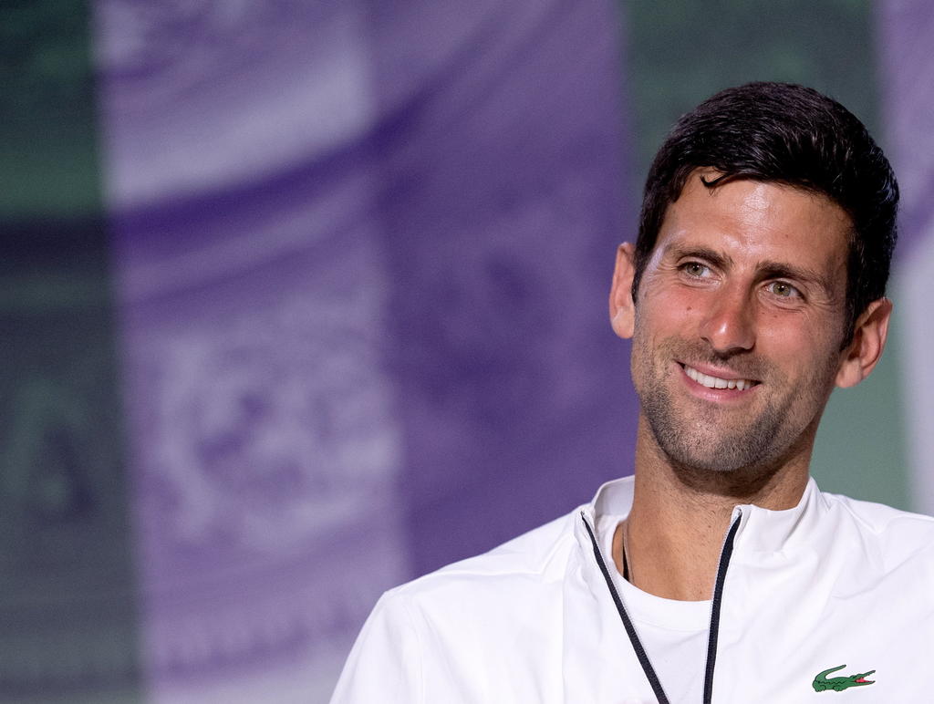 Novak Djokovic ganó Wimbledon el domingo, al vencer a Roger Federer. (ARCHIVO)