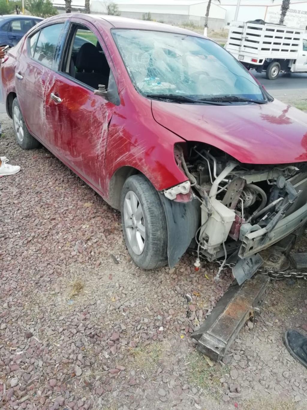 Una mujer resultó lesionada luego de que el vehículo que conducía terminó volcado sobre el bulevar Ejército Mexicano de la ciudad de Gómez Palacio, justo antes de subir el puente vehicular Centenario. (ARCHIVO)