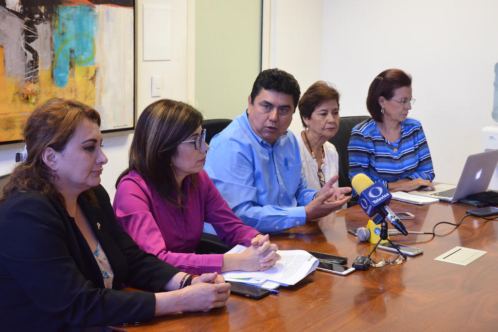 Regidores del PAN en Torreón realizaron hoy miércoles una rueda de prensa en la presidencia municipal, se quejaron de los constantes señalamientos que ha realizado la fracción del PRI en el cabildo en contra de la actual administración municipal. (EL SIGLO DE TORREÓN/FERNANDO COMPEÁN)