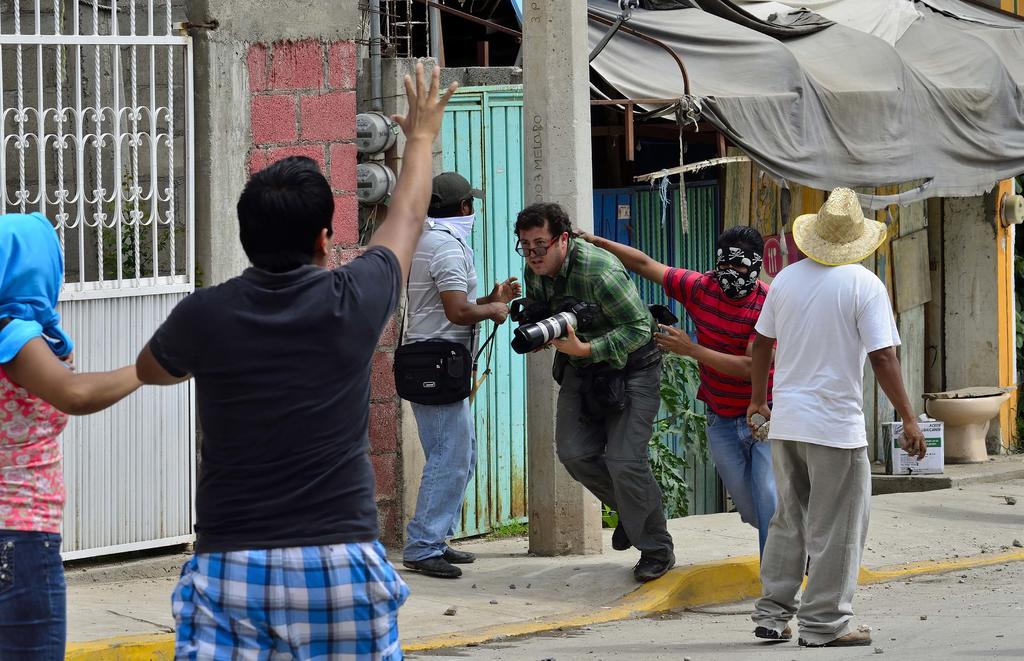  En México, el periodismo sigue siendo una actividad de alto riesgo, pues todos los días se contabilizan por lo menos dos agresiones contra comunicadores y cada mes un nuevo asesinato.