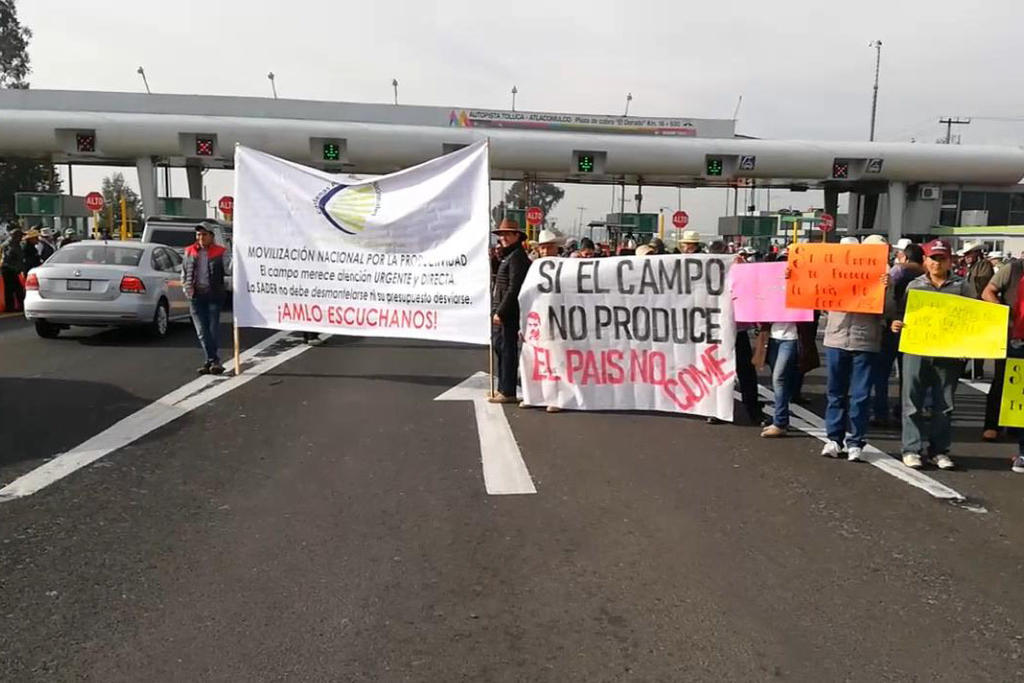 Un grupo de productores agrícolas y campesinos bloqueó el miércoles la caseta de la autopista Toluca-Atlacomulco, como parte de las actividades organizadas a nivel nacional.