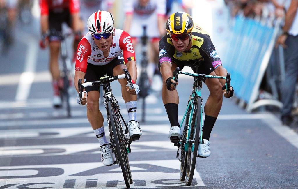 Caleb Ewan (i) se impuso por un mínimo margen a Dylan Groenewegen en la etapa 11 del Tour de Francia. (EFE)
