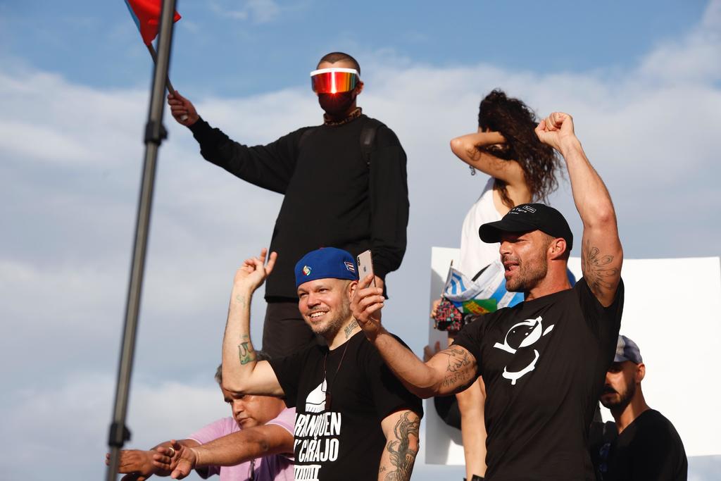 Apoyan. Bad Bunny, Residente y Ricky Martín durante la marcha en Puerto Rico. (EFE)