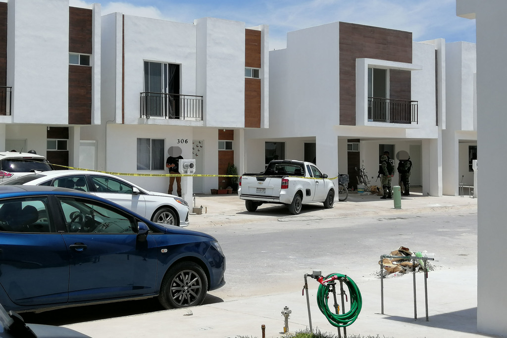 A tiros asesinan a un hombre y una mujer, en viviendas del fraccionamiento Moretto de Torreón. (EL SIGLO DE TORREÓN)