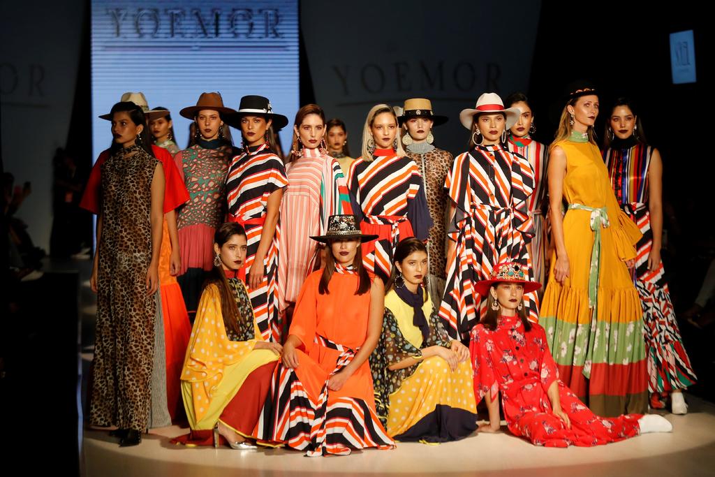 Modelos visten prendas de la pasarela 'María 2019', durante el desfile inaugural de la 71 edición de Intermoda.