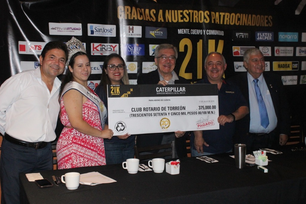 En una solemne ceremonia ante medios de comunicación, los organizadores de la carrera entregaron el simbólico cheque al Club Rotario de Torreón. (ARCHIVO)