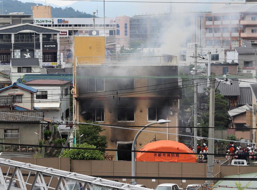 Los estudios, Kyoto Animation, se encuentran en la ciudad de Kioto, en un edificio de tres plantas que fue consumido rápidamente por las llamas que inició el sospechoso, que está detenido, con un líquido inflamable, posiblemente gasolina. (EFE)
