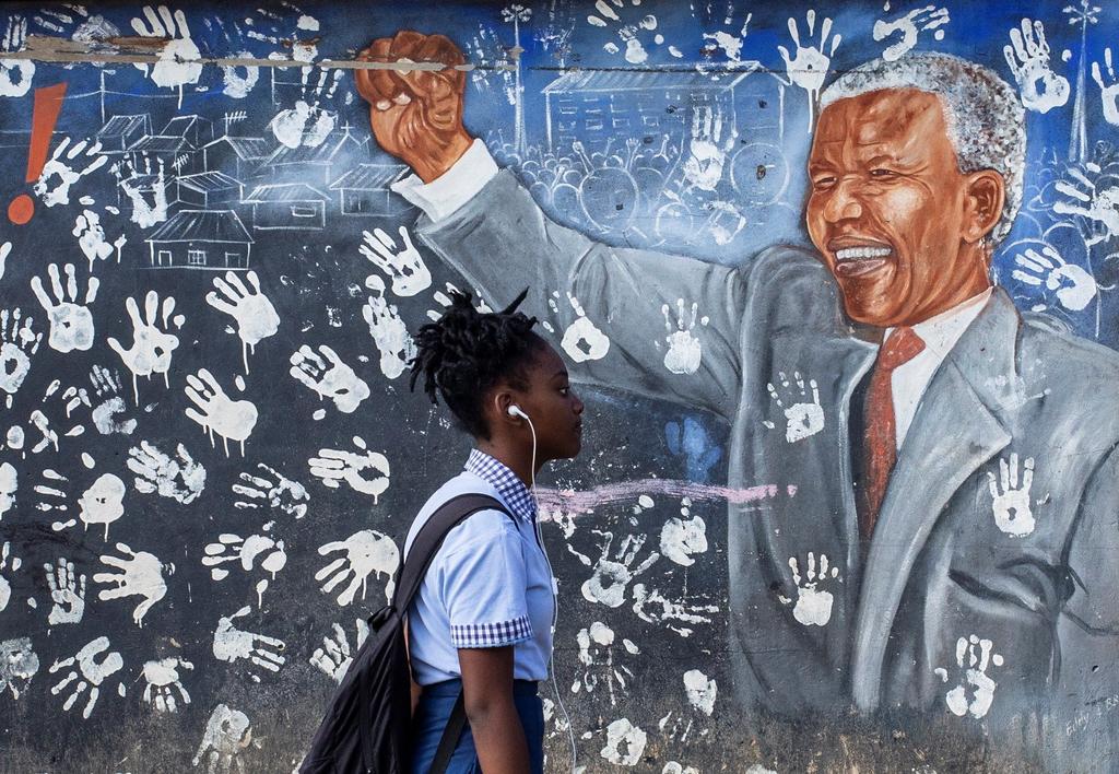 Sudáfrica recuerda hoy al expresidente Nelson Mandela, en el día en el que este icono de la lucha contra el 'apartheid' hubiera cumplido 101 años, con pequeñas obras y proyectos solidarios repartidos por todo el país. (EFE)