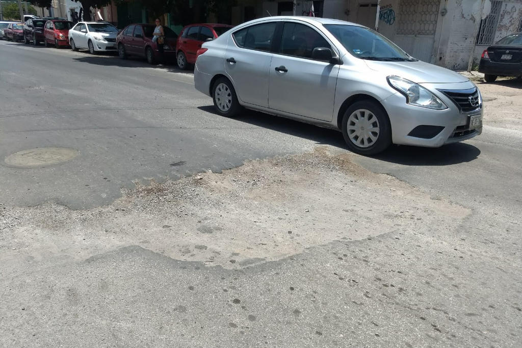 Se quejaron de las malas condiciones del pavimento justo al lado de las obras del Metrobús Laguna. (EL SIGLO DE TORREÓN)