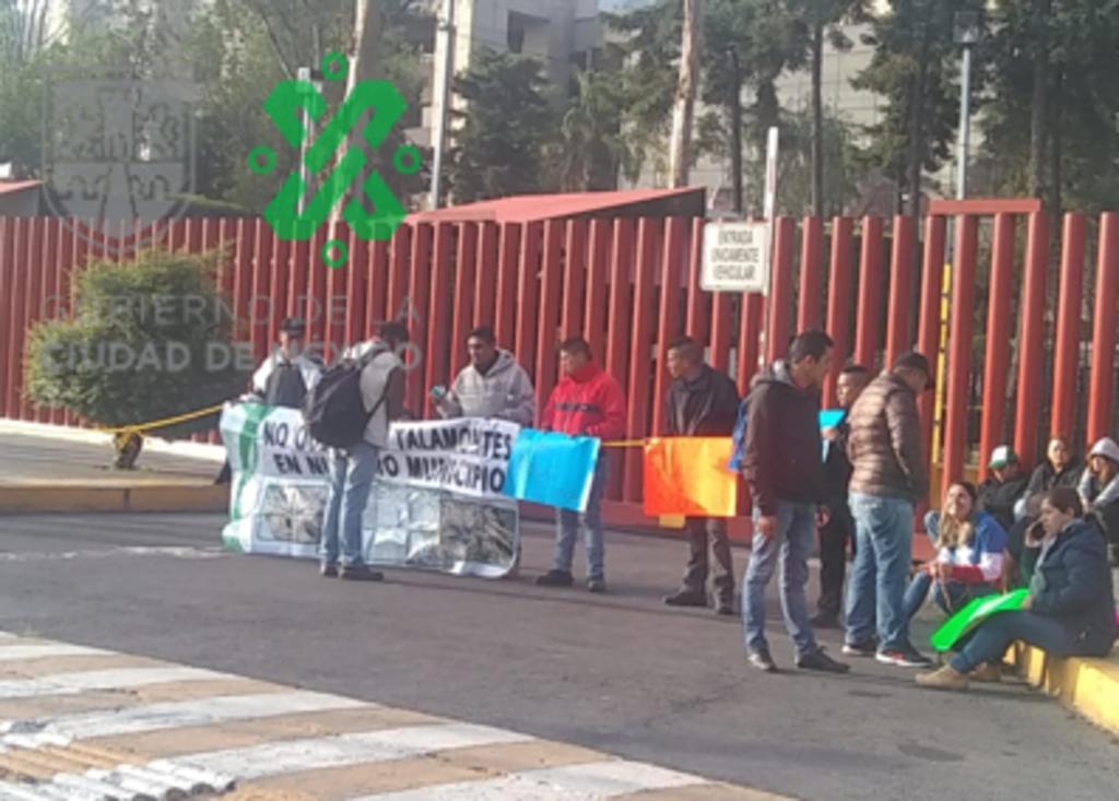 Un grupo de campesinos presuntamente originarios del Estado de México bloquea todos los accesos a la Cámara de Diputados desde muy temprano. (TWITTER)