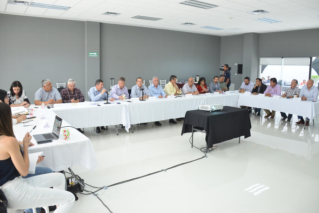 En el encuentro, presidido por el Flores Dávila y el secretario de Infraestructura, Gerardo Berlanga Gotés, no se tuvieron acuerdos definitivos, por lo que se pactó otra reunión. (FERNANDO COMPEÁN)