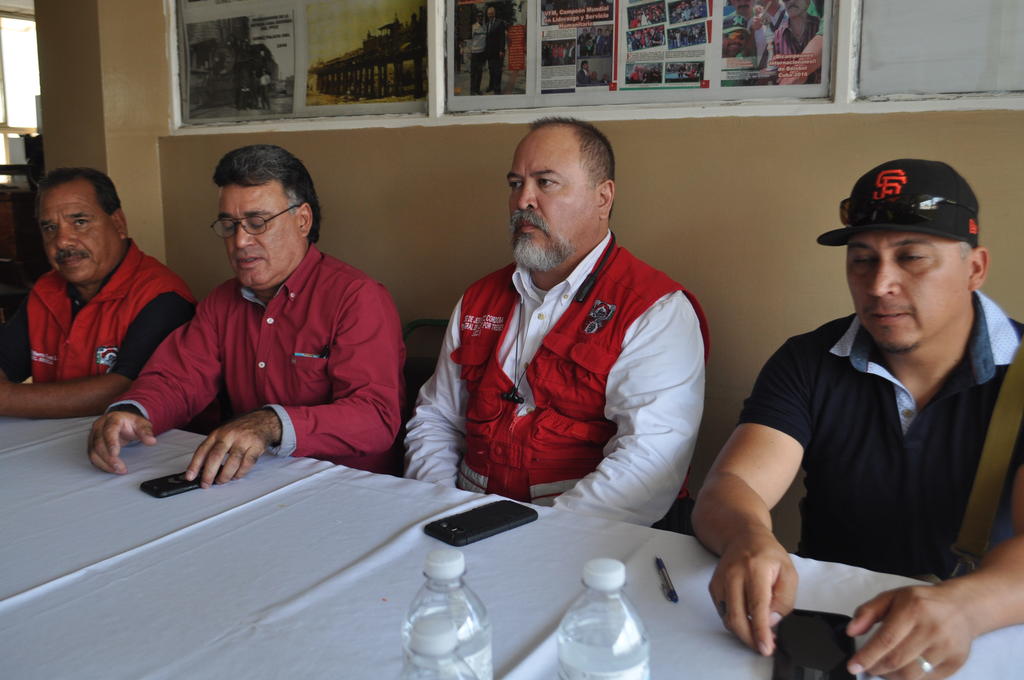 Jesús Díaz López, secretario general de la Sección 9 del Sindicato de Trabajadores Ferrocarrileros de la República Mexicana, acompañado de varios miembros del comité ejecutivo. (EL SIGLO DE TORREÓN)