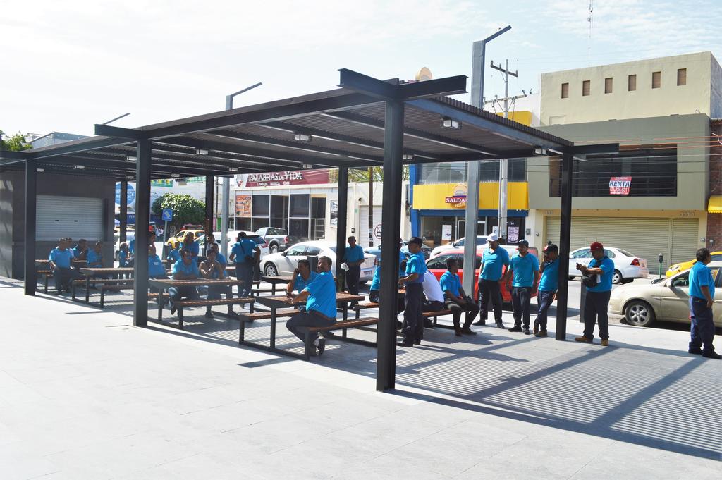 '¡Corrupción, corrupción!', gritaban este jueves los empleados del Grupo Joma, empresa de transporte y flete, afuera del Palacio Federal, en Torreón. (EL SIGLO)