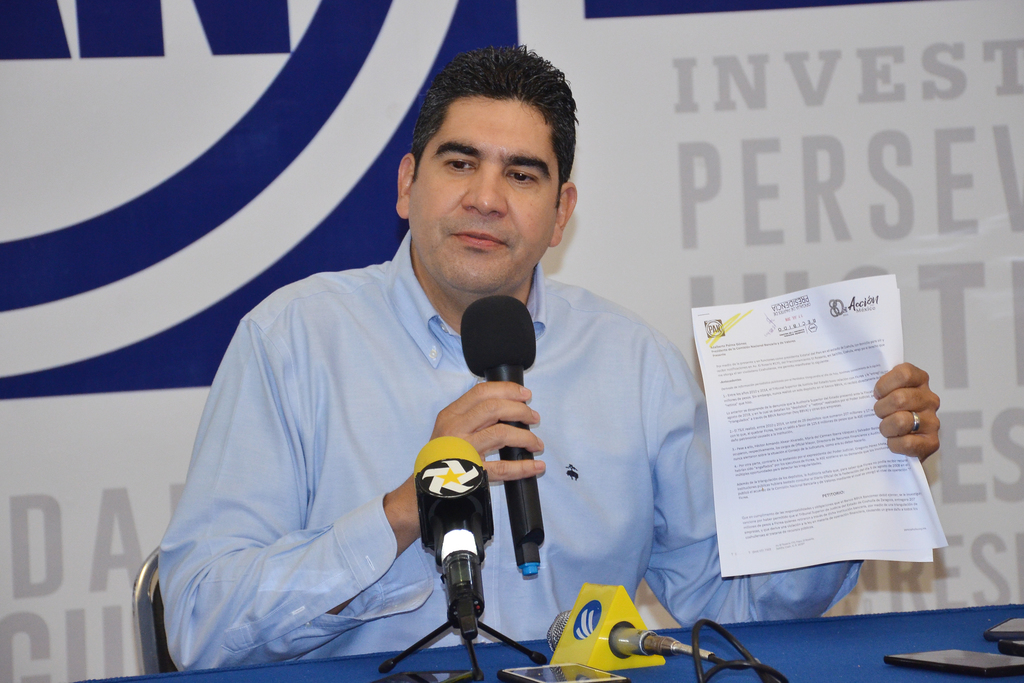 El líder del PAN en Coahuila, Jesús de León, afirmó que esperan apoyo de la Comisión Nacional Bancaria en caso Ficrea. (FERNANDO COMPEÁN)