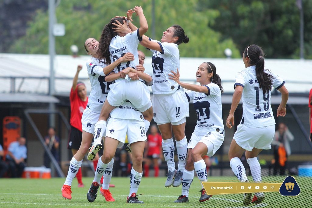 Las jugadoras universitarias festejan durante la victoria conseguida en su debut ante las tijuanenses. (ESPECIAL)