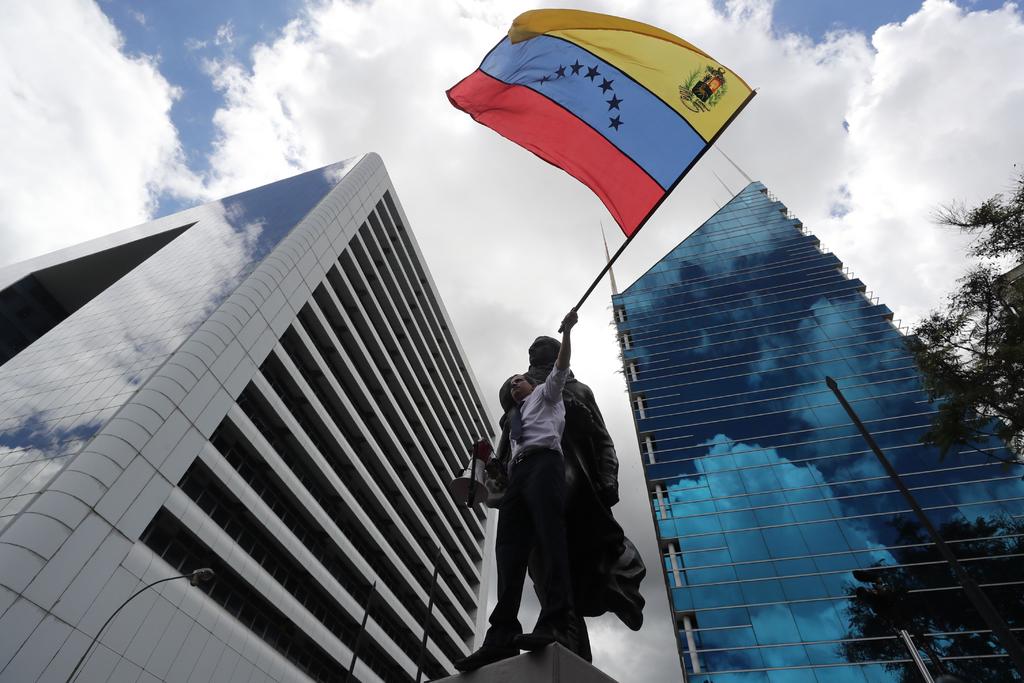 El líder de la Asamblea Nacional, Juan Guaidó, reconocido como presidente de Venezuela por varios países, ha convocado protestas contra el Gobierno de Nicolás Maduro, de las cuales han resultado heridos y presos políticos, por quienes temen los legisladores de oposición. (ARCHIVO)