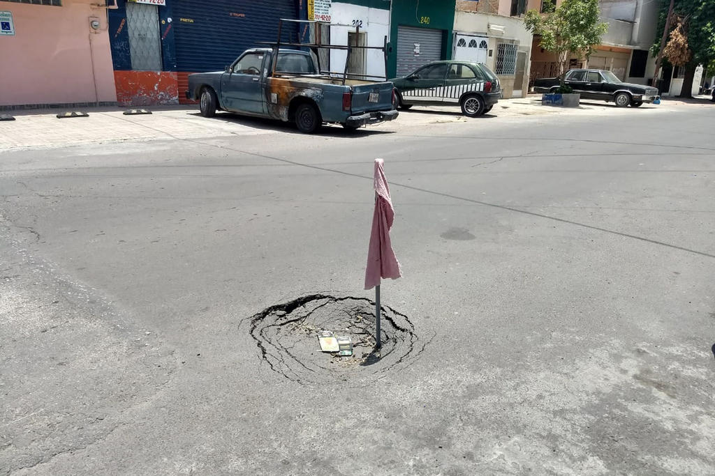 Habitantes reportaron un enorme bache sobre la calle Manuel Acuña. (EL SIGLO DE TORREÓN)