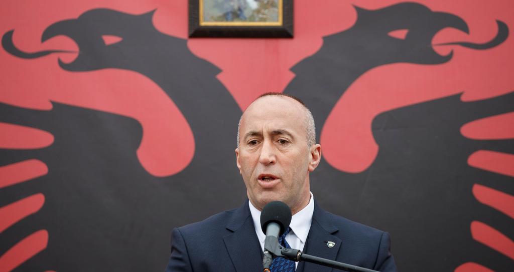 El primer ministro de Kosovo, Ramush Haradinaj, presentó este viernes en Pristina su dimisión tras haber sido citado por el Tribunal Especial de crímenes de guerra en Kosovo como sospechoso. (ARCHIVO)