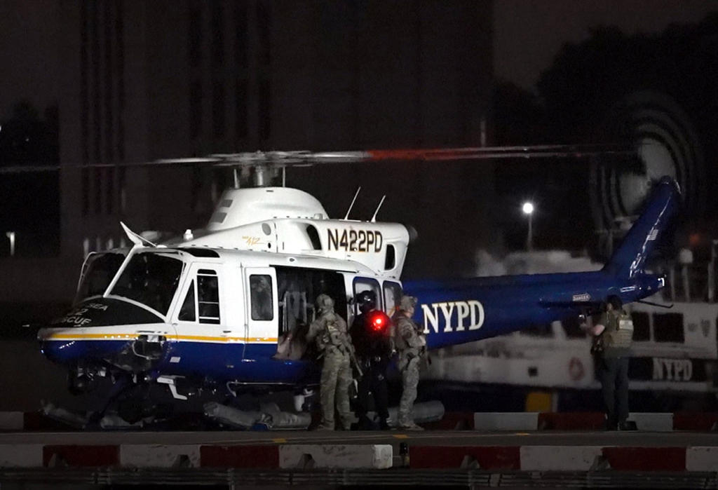 El helicóptero con el narcotraficante mexicano despegó a alrededor de las 3:20 hora local con dirección al aeropuerto LaGuardia, uno de los tres que da servicio a Nueva York.

(NEW YORK POST)