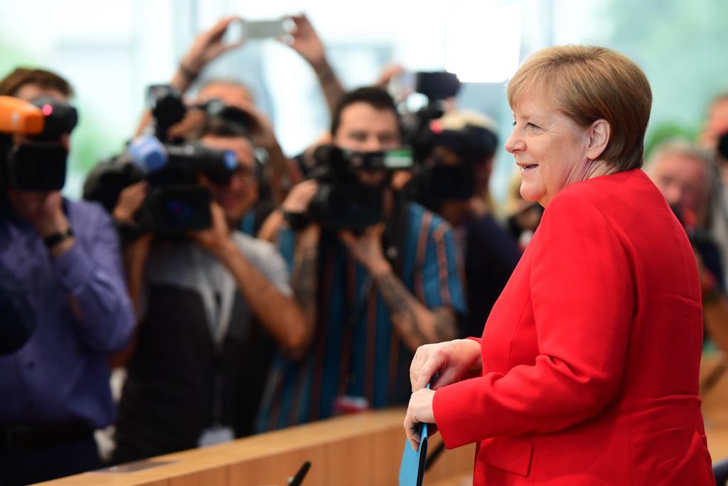 Merkel dijo que comprende las preguntas relacionadas con su salud tras los tres incidentes recientes en donde su cuerpo tembló mientras estaba parada en eventos públicos. (EFE)