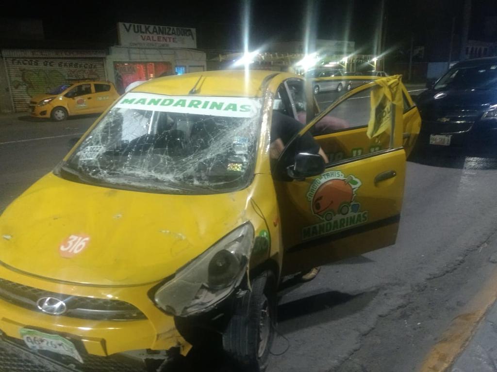 El taxista salió del vehículo ileso por su propio pie y al ser valorado por los paramédicos de la Cruz Roja, estos no le apreciaron lesiones de gravedad. (EL SIGLO)
