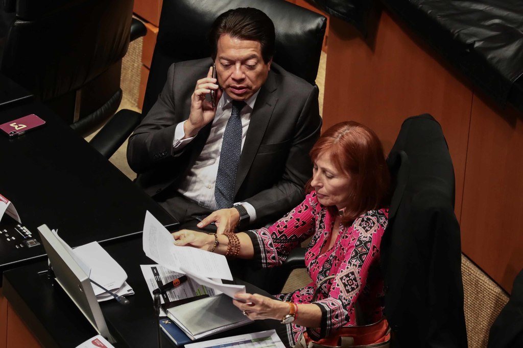 Diputados de Morena volverán a impulsar la Ley de Salario para asegurarse que nadie gane más que el presidente.